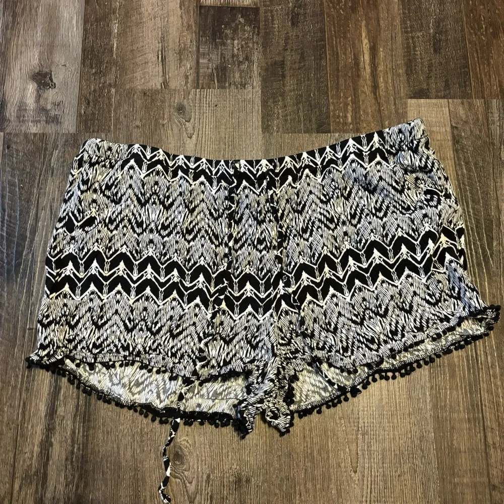Stylish Black and White Women's Shorts, size XL - Picture 2 of 3